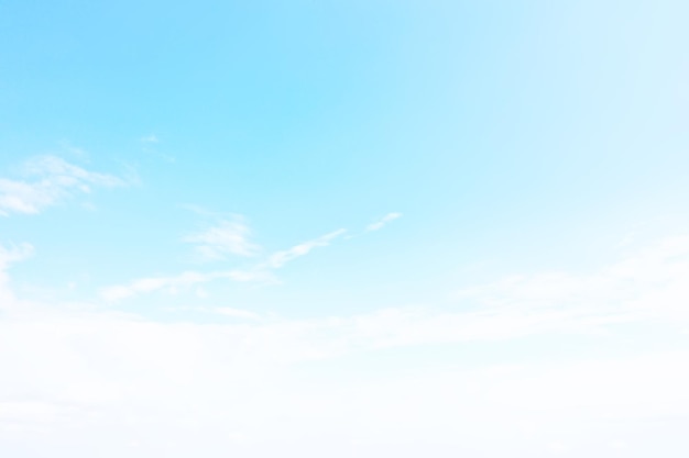 Photo white clouds on blue sky background, abstract seasonal wallpaper, sunny day atmosphere